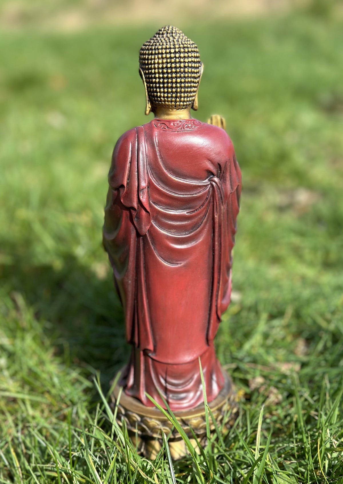Stående Buddha-figur (guld-rød finish) 2