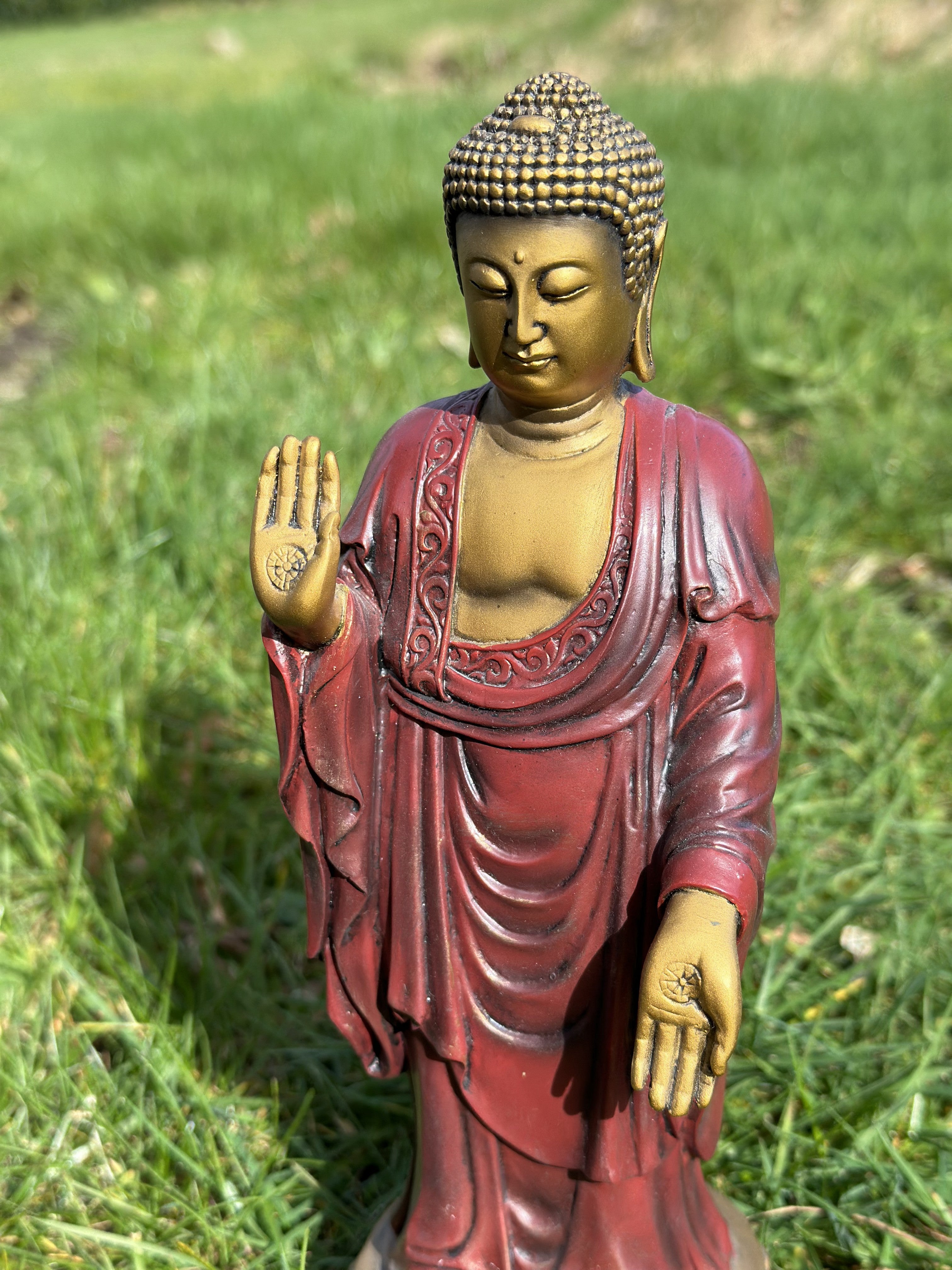 Stående Buddha-figur (guld-rød finish) 3