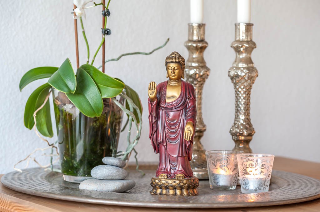 Stående Buddha-figur (guld-rød finish) 4