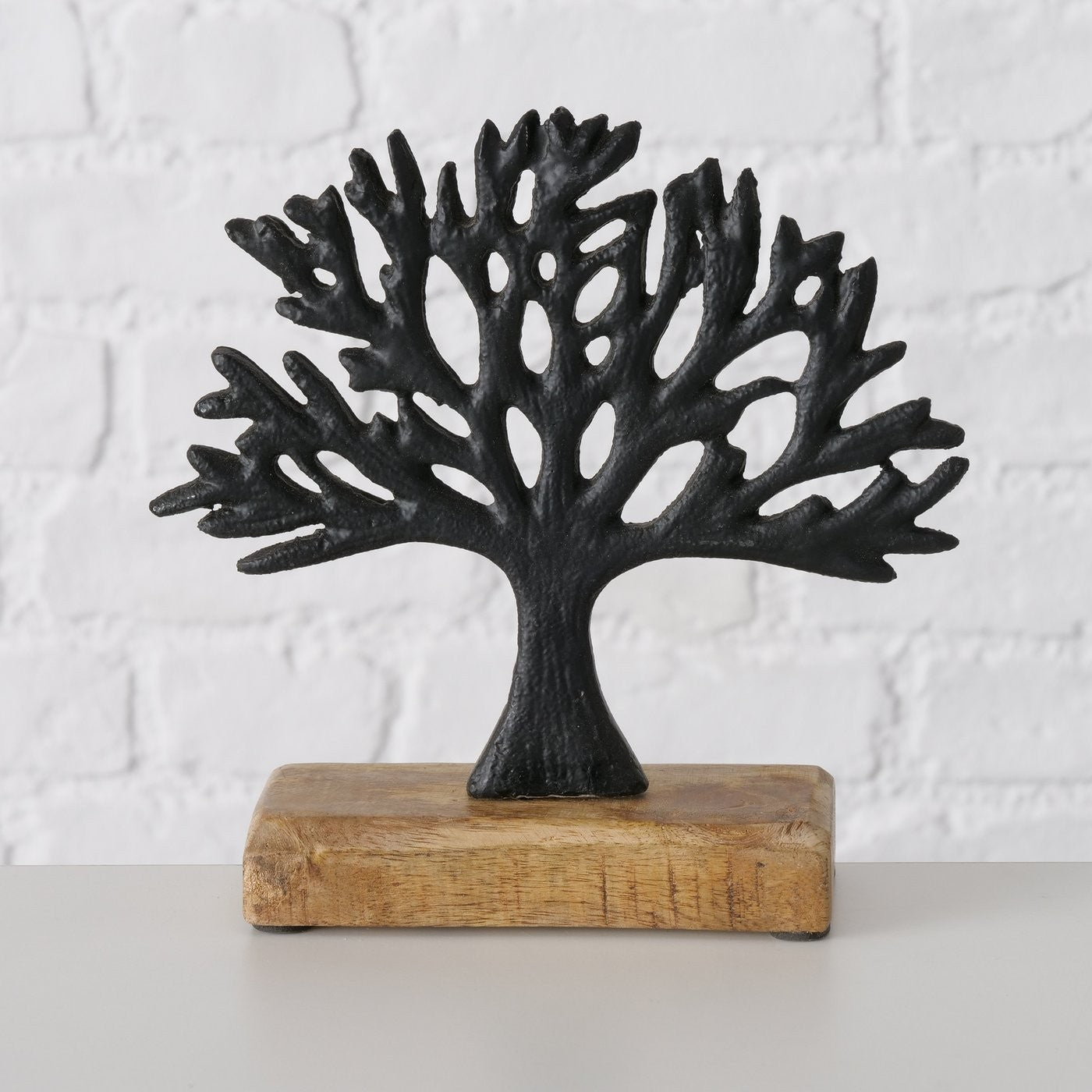 Træ skulptur i sort metal på fod - stor 2