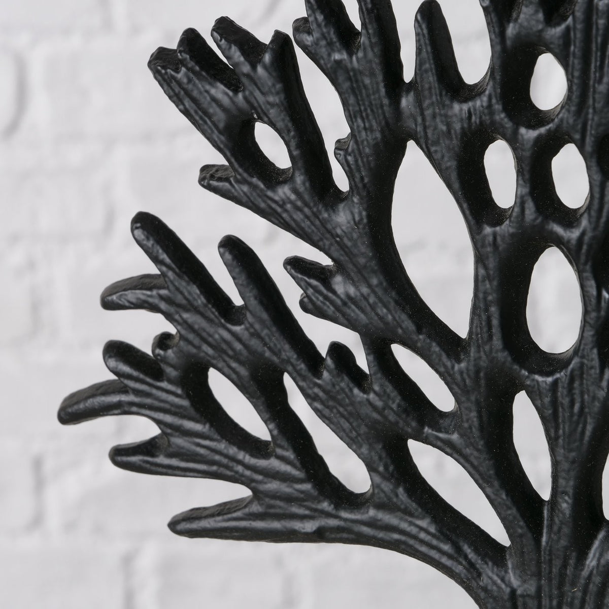 Træ skulptur i sort metal på fod - stor 3