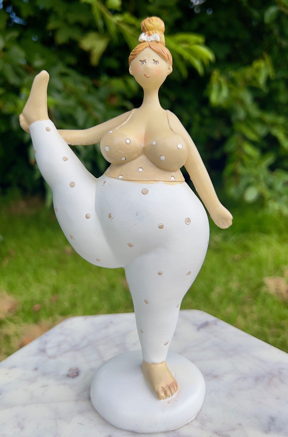 Yoga dame m. former i yogastilling 1