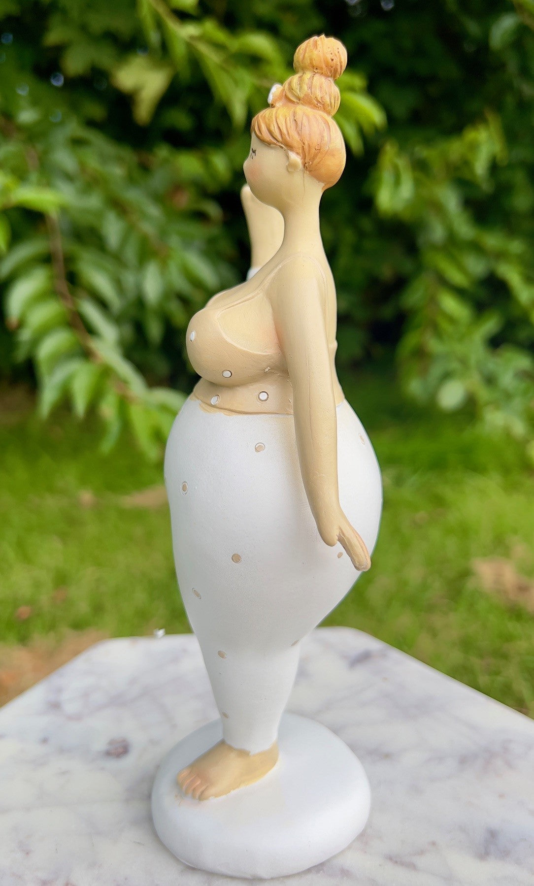 Yoga dame m. former i yogastilling 3