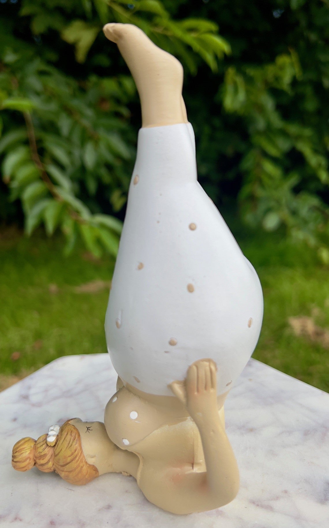 Yoga dame med former i yogastilling 2