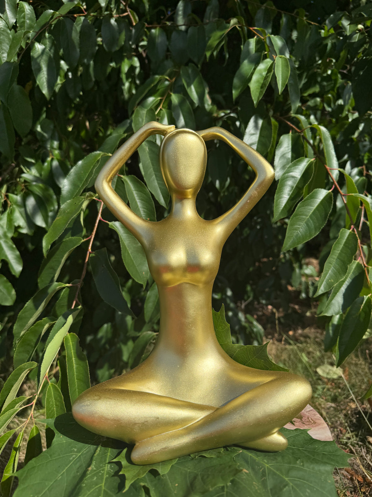 Kvinde i yogastilling - guld