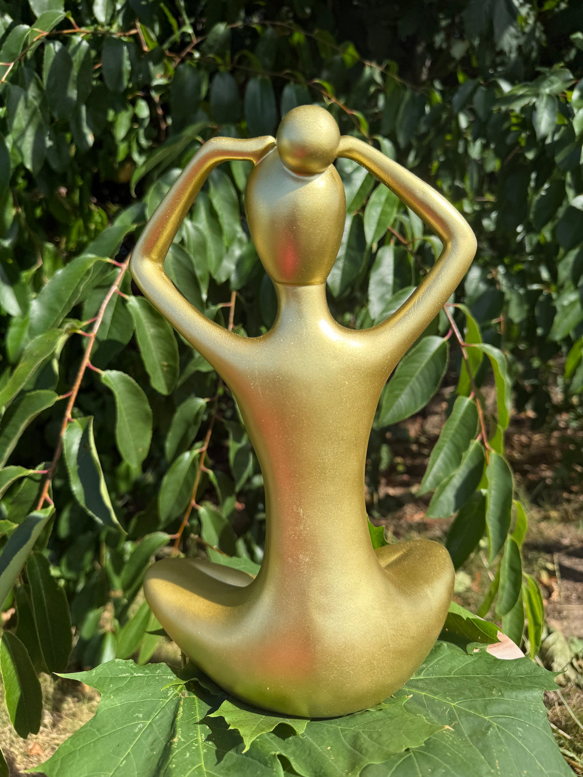 Kvinde i yogastilling - guld